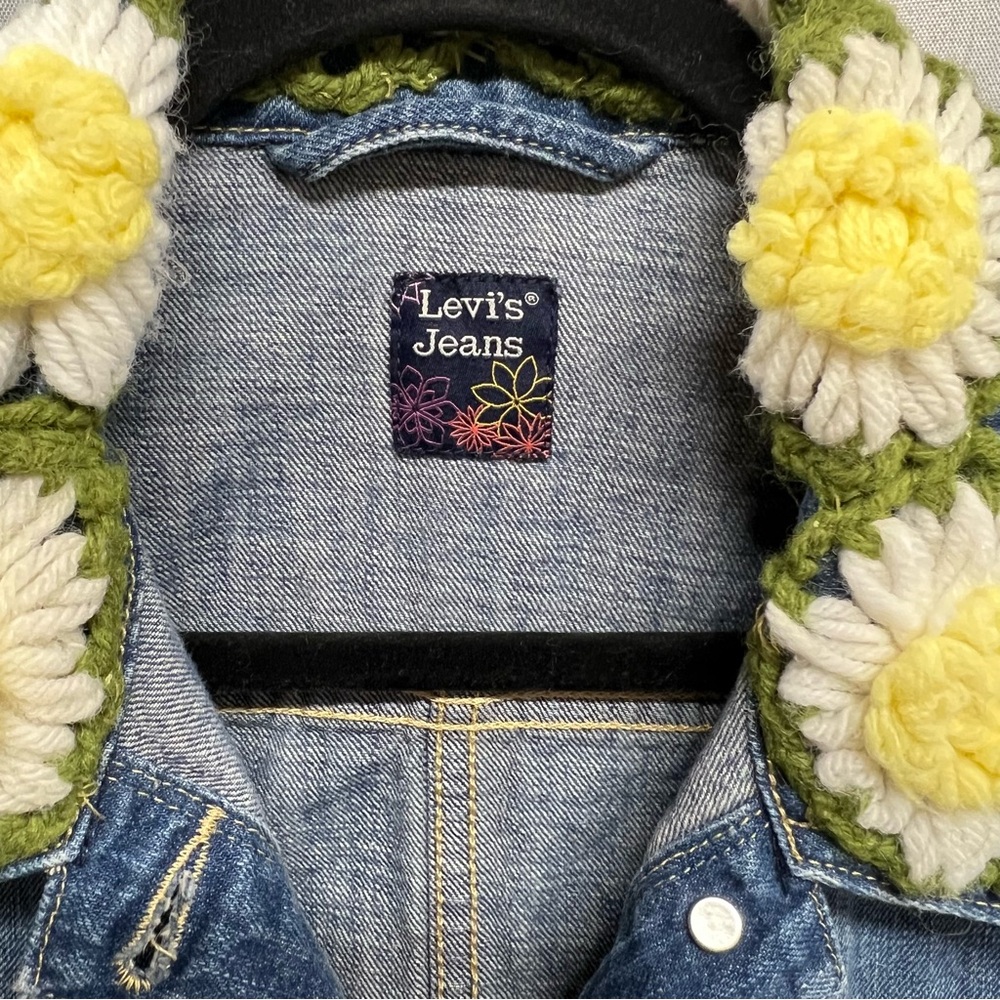 Levi's Upcycled Womens Jean Jacket 3D Handmade Crochet Daisy Granny Square Large - Picture 4 of 7